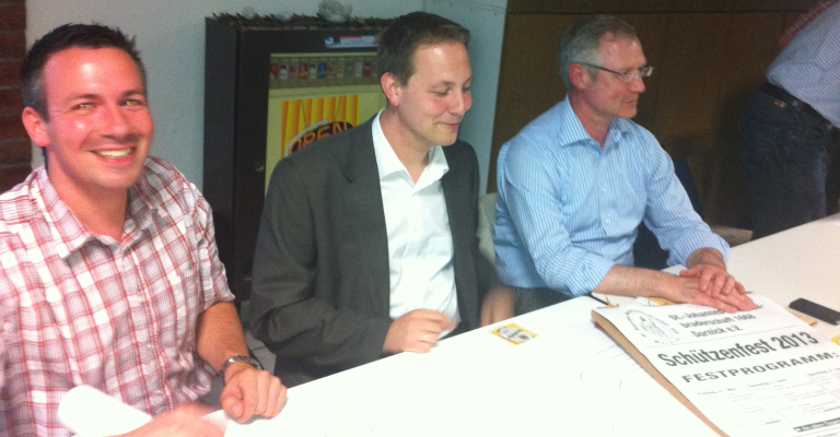 Schriftführer Tom Kruyt, Präses Tobias Beck und Kassierer Gregor Reinen (v.l.n.r) auf der Vollversammlung der Dornicker Schützen am 08. Mai 2013